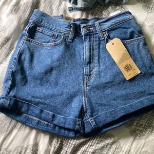 Levi mom shorts size 4